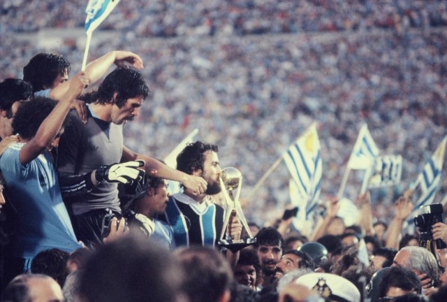 De Leon com a camisa do Grêmio comemorando a Copa Ouro, em 81 (isso mesmo). Via Grêmio Copero