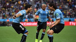 luis-suarez-comemora-com-cavani-apos-gol-na-vitoria-uruguaia-por-2-a-1-sobre-a-inglaterra-1403215771538_1920x1080