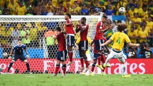 David Luiz fazendo golaço de falta. Foto: Jamie McDonald/Getty Images. 