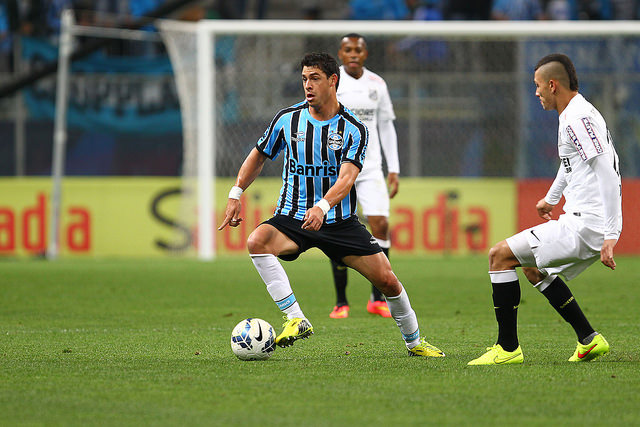 Giuliano, melhor jogador do Grêmio no primeiro tempo. Pé torto.