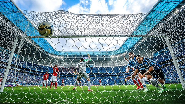 O gringo decisivo verificando que a bola estava devidamente guardada. Foto do Lucas Uebel (Grêmio Oficial, via Flickr)