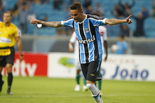 Fez gol de cabeça, golaço e perdeu gol. Luan foi o cara do jogo. Foto: Lucas Uebel/ Grêmio Oficial (via Flickr)