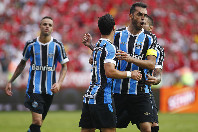 Giuliano e Rhodolfo comemoram em vão. Foto do Lucas Uebel/Grêmio Oficial (via Flickr)