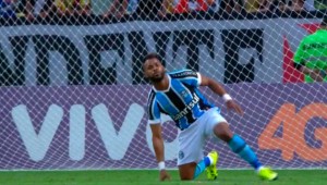 Fernandinho perdeu o gol mais feito. Frame da transmissão Premiere FC