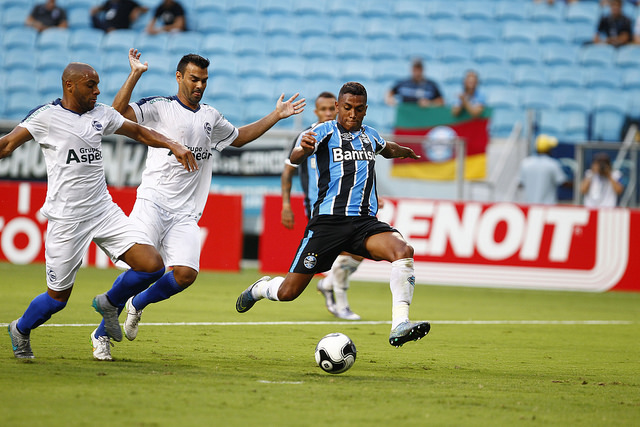 Pedro pedrendo o gol. Foto do Lucas Uebel - Grêmio Oficial (via Flickr)