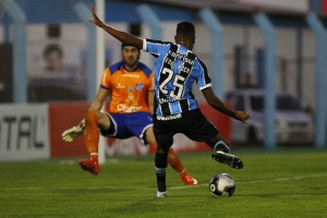 Pedro Rocha aproveitando bola do Hermes. Foto: Lucas Uebel/Grêmio Oficial (via Flickr).