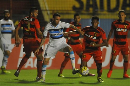 Ganhar o jogo não é uma questão de ataque. FOTO: Williams Aguiar/Sport Club do Recife