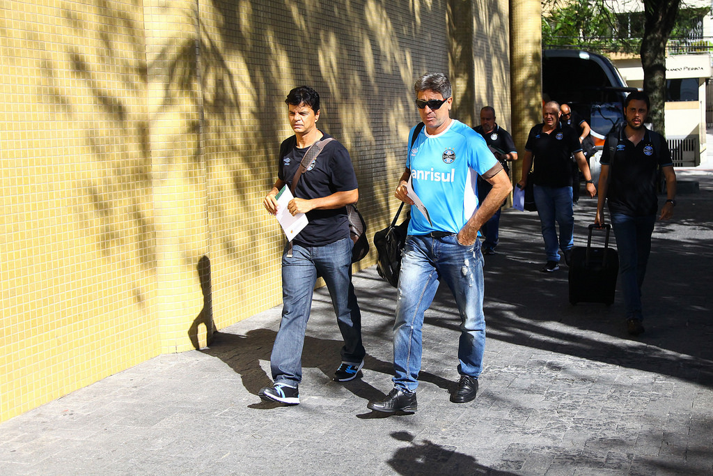 Renato e seu auxiliar. Foto: Lucas Uebel/Grêmio Oficial (via Flickr).