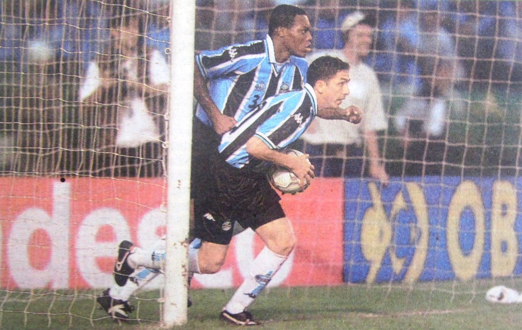 Luís Mário corre para colocar a bola no centro depois do 1º gol.